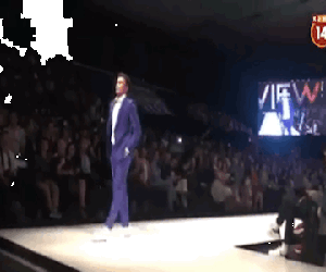 HOT: Thủ môn Bùi Tiến Dũng lần đầu trổ tài trình diễn catwalk tại VIFW, khiến đám đông khán giả vỡ òa