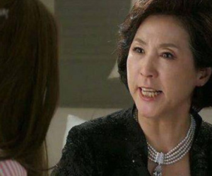 Mẹ chồng suốt ngày so sánh với người yêu cũ, cô vợ trẻ đăng đàn xin cao kiến chị em