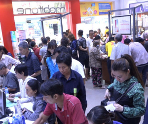 Video: Người Sài Gòn xếp hàng cập nhật thông tin thuê bao điện thoại