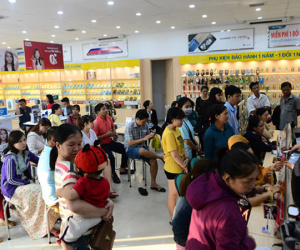 VinaPhone, MobiFone lùi thời hạn bổ sung thông tin, Viettel im lặng