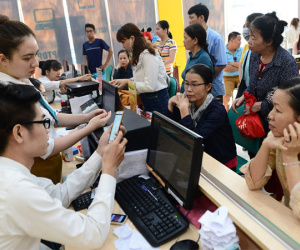 Quầy giao dịch của nhà mạng ở Sài Gòn chật cứng người chờ chụp hình