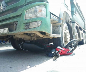 Xe ben 'nuốt' xe máy, 1 người chết, 1 trọng thương