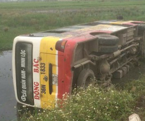 Xe buýt lật nhào xuống ruộng, hơn chục hành khách hoảng loạn