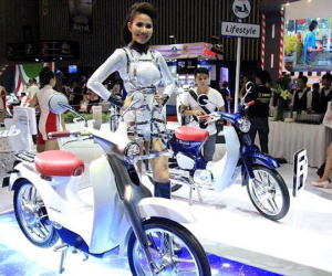 Xe máy tự động tắt máy khi dừng đèn đỏ 'lên hương'