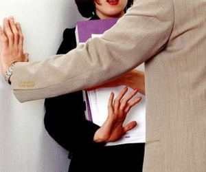 Bị quấy rối và sự quay lưng đáng sợ của đồng nghiệp