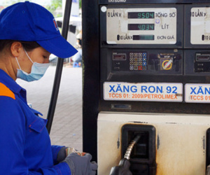 Giá xăng giữ nguyên, dầu tăng