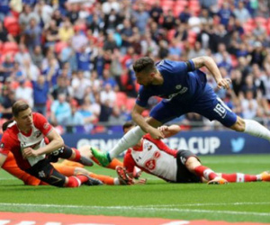 Giroud lập công, Chelsea vào chung kết Cup FA với Man Utd