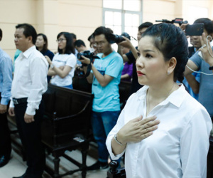 Ngọc Trinh lại ra tòa cùng Nhà hát kịch TP.HCM