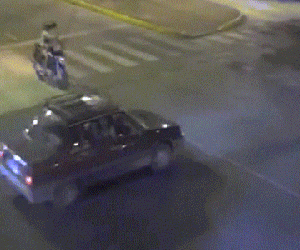 Vượt đèn đỏ, thiếu nữ đi mô tô bay lên nóc ô tô đang chạy