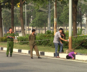 Xe máy tông trụ điện rồi văng xa hơn 20m, nam thanh niên chết tại chỗ