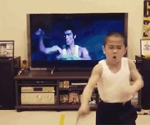 Cậu bé 8 tuổi bụng 6 múi múa côn giống Lý Tiểu Long đến từng li