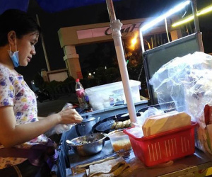 Cô gái bán xôi chiên 5 ngàn tặng kèm áo mưa miễn phí giữa cơn mưa đêm bất chợt khiến ta thêm yêu Sài Gòn