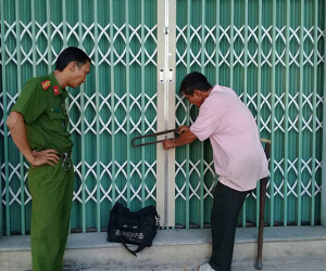 Công an giải cứu gia đình bị nhóm côn đồ khóa trái cửa nhốt trong nhà