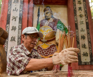Video: Đốt hương tràn lan, mặc quần đùi lên thắp hương vua Hùng