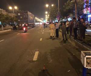 Vừa ăn cơm xong để quay về công trình làm việc, người đàn ông bị xe máy tông chết khi băng qua đường