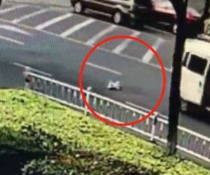 Bé 10 tháng tuổi rơi ra khỏi xe ô tô, cha mẹ không hề hay biết