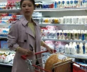 Lộ ảnh Lâm Tâm Như đi siêu thị một mình, bị 'chê' không phải mẹ đảm vì lúng túng khi chọn đồ