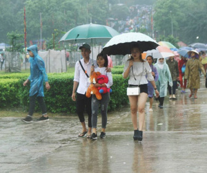 Nhiều bạn trẻ 'hồn nhiên' mặc quần đùi, váy ngắn và tạo dáng phản cảm khi dự lễ Giỗ tổ Hùng Vương