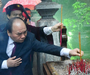 Thủ tướng Nguyễn Xuân Phúc dâng hương tại Đền Hùng trong mưa