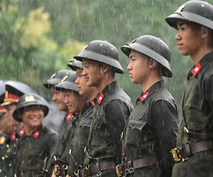 Xúc động hình ảnh ướt đẫm nước mưa của lực lượng an ninh ngày Giỗ Tổ
