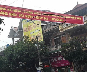 Gỡ băng rôn in sai năm... giải phóng miền Nam