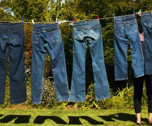 Nếu không muốn chiếc quần jeans trở nên 'bạc phếch' hãy ghi nhớ 6 nguyên tắc làm sạch này