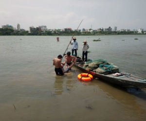 Nhảy cầu tự tử, nam thanh niên 18 tuổi luống cuống bám vào cọc tiêu giữa sông để sống sót