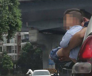 Video: Bé trai được bế ra ngoài cửa ôtô đang chạy để đi vệ sinh