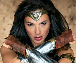 Wonder Woman bị phát hiện dùng iPhone đăng quảng cáo Huawei