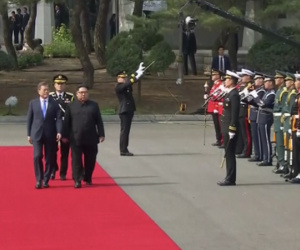 Ảnh: Ông Kim Jong-un là lãnh đạo đầu tiên của Triều Tiên tham gia duyệt đội nghi thức Hàn Quốc
