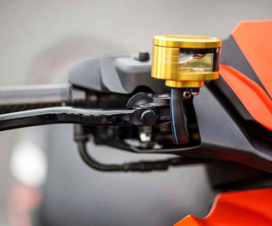 Bạn đã định kỳ thay dầu phanh xe máy chưa?