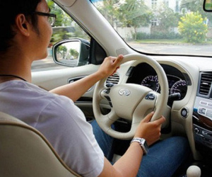 Giá tăng 50% nhưng khách hàng vẫn 'méo mặt' vì không thuê được xe dịp nghỉ lễ 30/4