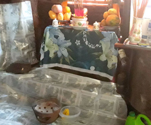 Hàng trăm người ùn ùn kéo đến thắp nhang cho cái lò dính chặt vào nền nhà bếp
