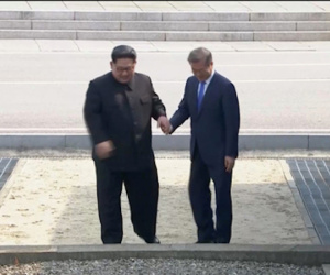 Kim Jong-un cam kết không quấy rầy giấc ngủ của Moon Jae-in bằng tên lửa