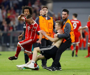 Sân Allianz Arena của Bayern Munich bị UEFA điều tra