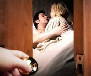 Sốc vì chồng lên giường với bạn thân của con gái