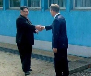 Video: Khoảnh khắc bước chân lịch sử của Kim Jong Un