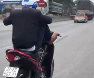 Clip: Nam thanh niên vừa lái xe máy bằng 2 chân vừa xem điện thoại trên QL.1A ở Nghệ An