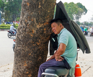 Người Sài Gòn vật vã trong nắng nóng oi bức