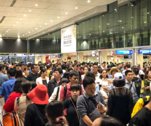 Sân bay Tân Sơn Nhất quá tải, nhiều người ngủ gục chờ check-in