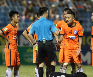 10 cầu thủ Đà Nẵng lao vào đòi nói chuyện phải trái với trọng tài