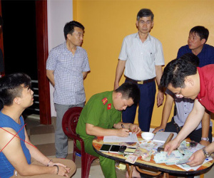30 người đánh bạc trong căn nhà bốn tầng ở Hà Nam