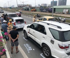 9 ô tô tông liên hoàn trên cao tốc, giao thông ùn tắc nghiêm trọng