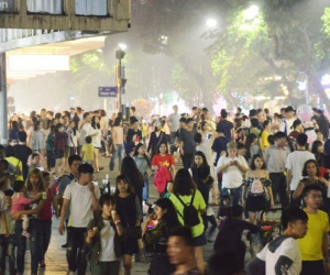 Người dân 2 miền đổ xuống đường vui chơi dịp lễ 30/4: Hà Nội đông đúc, Sài Gòn bình yên