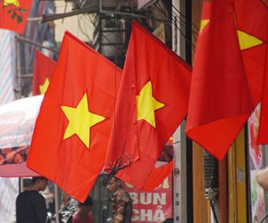 Phố phường Hà Nội rực rỡ cờ đỏ sao vàng mừng ngày thống nhất
