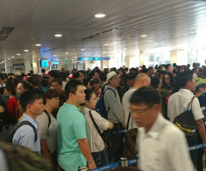 Sân bay Tân Sơn Nhất đông nghịt vì hàng nghìn người đi chơi lễ 30/4