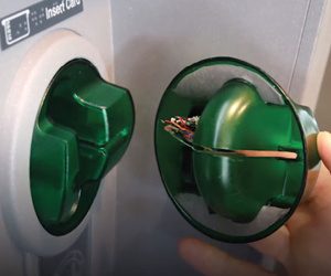 Video: Nghi vấn kẻ gian đặt thiết bị skimming tại ATM rút tiền khách hàng