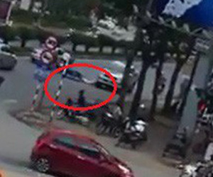 Clip phẫn nộ ở Nghệ An: Đi ngược chiều bị chặn, tài xế hung hăng lùi xe đâm trúng người