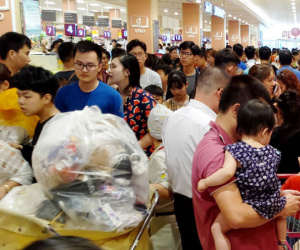 Hà Nội: Siêu thị kẹt cứng, người dân xếp hàng mua đồ ăn, trẻ nhỏ mệt nhoài ngủ gục trên vai cha mẹ