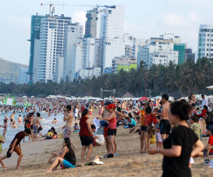 Hàng nghìn du khách đổ về biển Nha Trang ‘giải nhiệt’ ngày 30/4